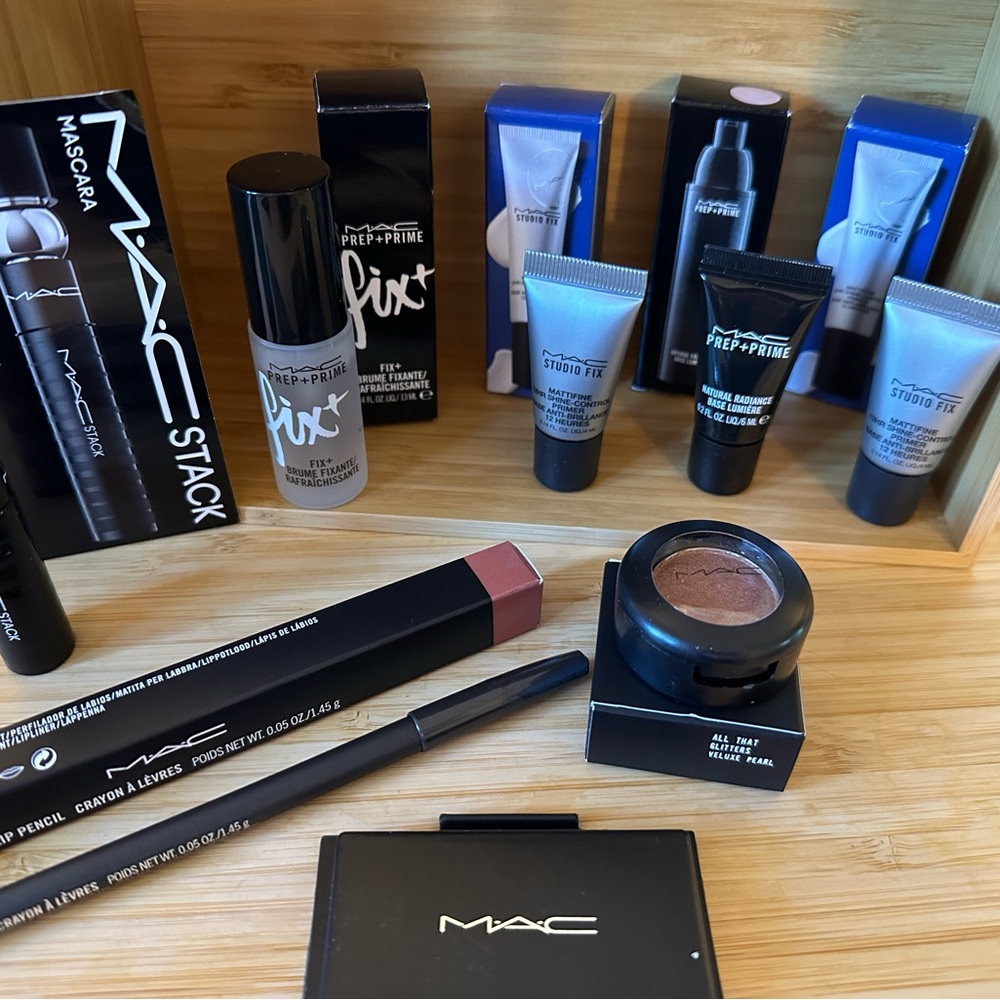 MAC • 8pc Make-Up Bundle - Picture 2 of 7